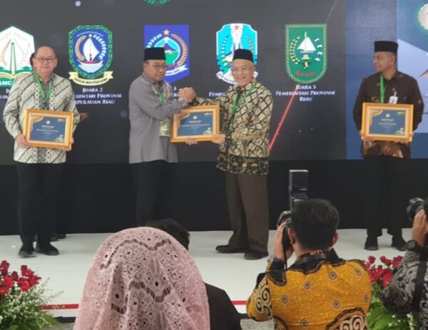 PJ Gubernur NTB Miq Gita Terima Penghargaan Anugerah Adinata Syariah 2024