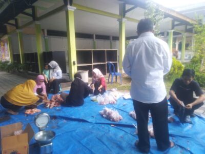 Suasana Berbagi Hari Raya Qurban Idul  Adha SMKN 4 Mataram