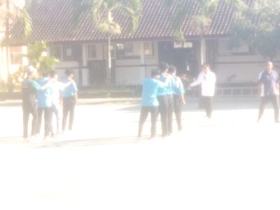 KEPALA SMKN 1 GUNUNGSARI Bakiriyanto, S.Pd, M.Pd., dilapangan halaman sekolah uji kemampuan konsentrasi siswa