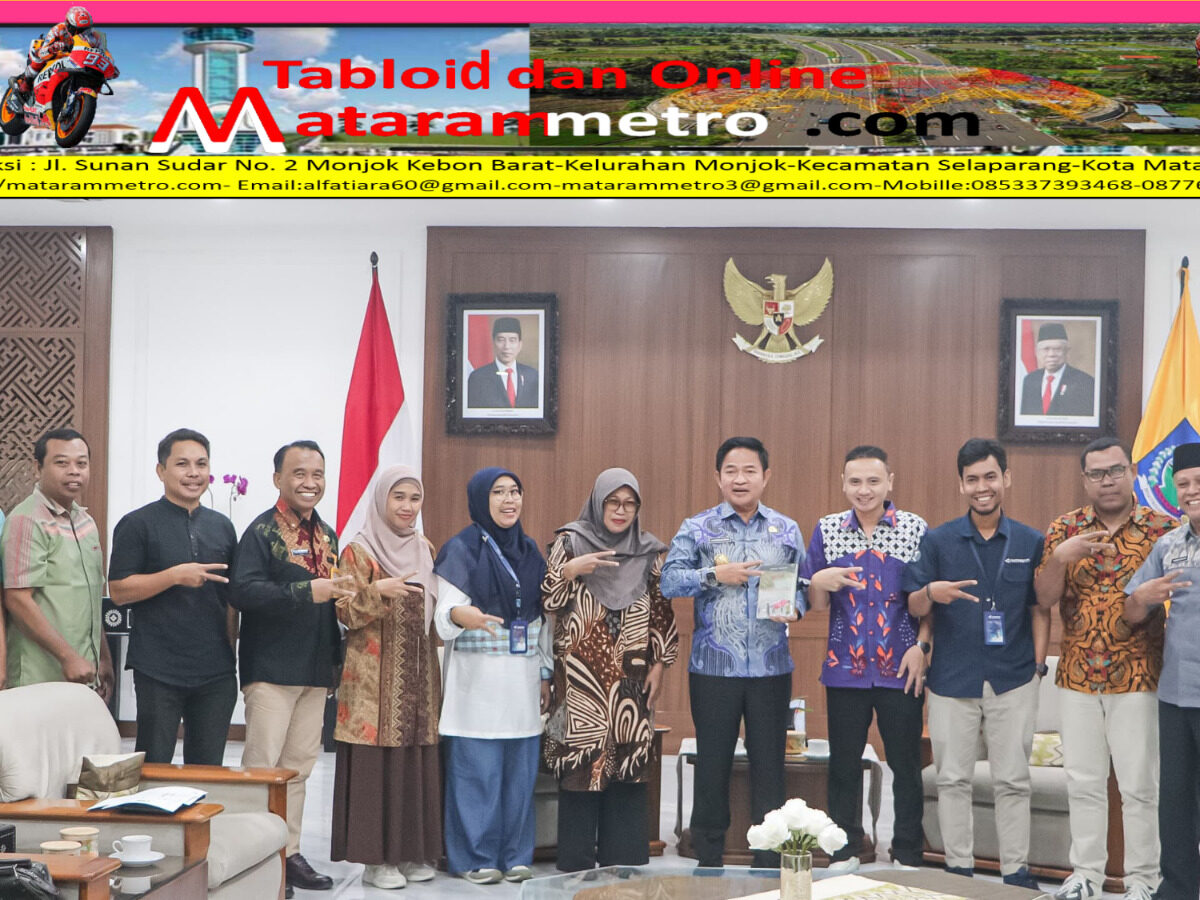 Penjabat Gubernur NTB, Dr. Hassanudin bersama Kadis Kominfotik NTB dan Tim