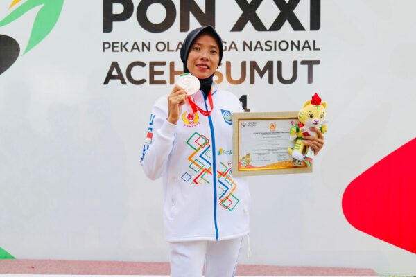 Dian Ekayanti meraih perunggu di nomor lari 3000 meter steeplechase putri