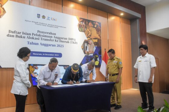 Pj Gubernur NTB Serahkan DIPA Dan Buku Alokasi TKD TA 2025 Secara Digital, Pemburu Lega