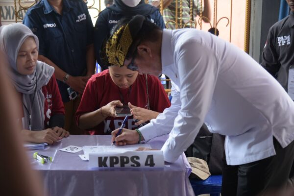 Pj Gubernur Hasanuddin Salurkan Hak Pilih di TPS 1 Pejanggik