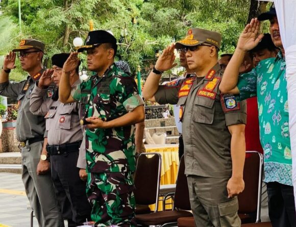 SAT POLPP NTB SerahkanKirab Pataka Lambang Daerah NTB