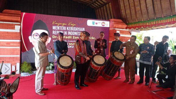 Launching Kotaku Museumku, Kampungku Museumku, Diaula Museum Negeri NTB ditandai denan pemukulan Gendang Beleq Oleh Menteri Kebudayaan.RI Dr. Fadli Zon MSc., didampingi Kadis Dikbud NTB Dr. H. Aidy Furqan, S.Pd.,M.Pd., Kepala Museum Negeri NTB Ahmad Nuralam, dan Ketua Komisi 5 DPRD NTB Lalu Sudiartawan. (Selasa 7 Januari 2025).