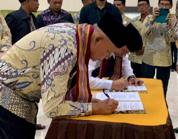 Penandatanganan Akad Perjanjian Kerja Sama Antarinduk Koperasi Pondok Pesantren (Inkopontren) Pusat Jakarta dengan Pondok Pesantren di Nusa Tenggara Barat dalam Pelaksanaan Makan Bergizi Gratis (MBG).