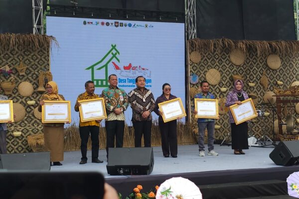 Desa Kumbang dan Desa Semparu Raih Penghargaan Desa Cantik Terbaik Nasional