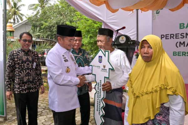 Pj Gubernur NTB Serahkan Bantuan MAHYANI Kepada Masyarakat Desa Cendi Manik