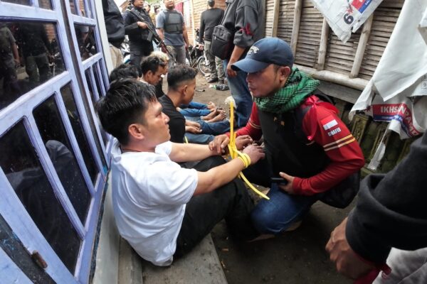 TNI POLRI Sapu Kampung Narkoba Beleka, 25 Terduga Diboyong Mapolres Loteng