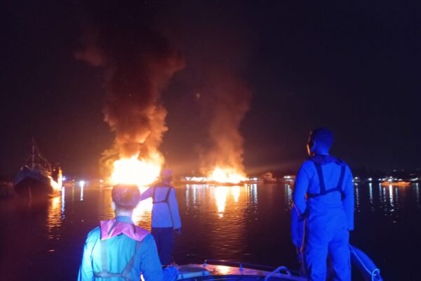 Polda NTB Atensi Kebakaran Kapal Di Perairan Teluk Kayangan