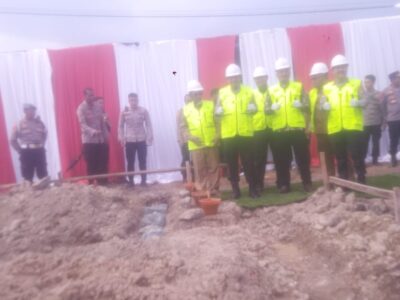 Kapolda NTB, Irjen Pol. Hadi Gunawan, S.H., S.I.K.  bersama para Direktur PT. Varindo Lombok Inti, PT. Salva Inti Properti dan PT. Muara Alam Indonesia, dan Sekda NTB dalam peletakan batu pertama  setelah Penandatanganan MoU di Kompleks Perumahan Taman Mandali bagi Pegawai Negeri Polri Polda NTB,  Gerung, Lombok Barat (4/3/25).