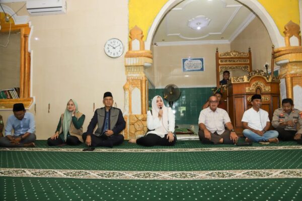 Wagub NTB Menyerahkan Bantuan Pembangunan Masjid dan Sembako di Desa Labuan Haji Sumbawa