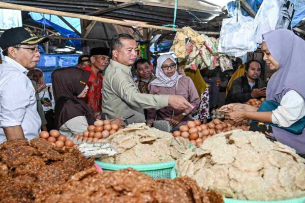 Safari Ramadhan di Lombok Timur, Gubernur Mamiq Iqbal Blusukan ke Pasar Fokus Tinjau Harga Sembako