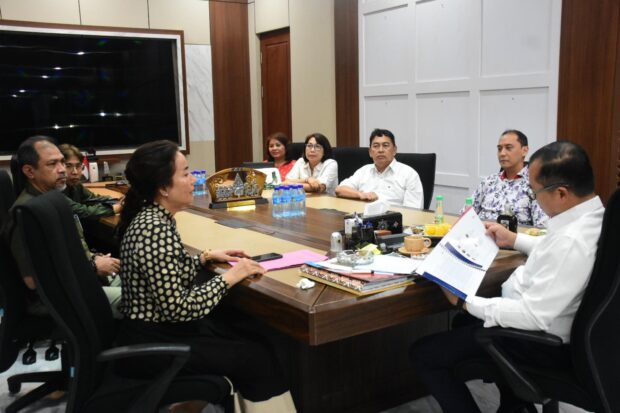Miq Ikbal Dicari Tukang Sampah Untuk Bersihkan NTB