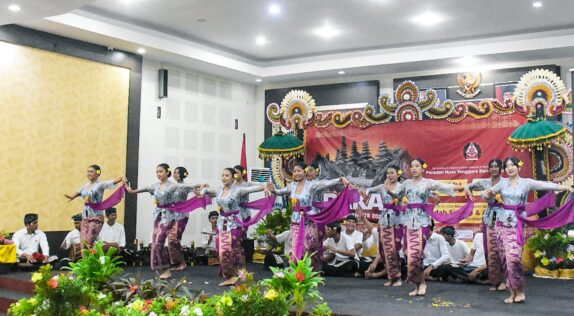 Wakil Gubernur NTB Buka Simposium Kepemudaan dan Penerimaan Kader Peradah NTB 2025