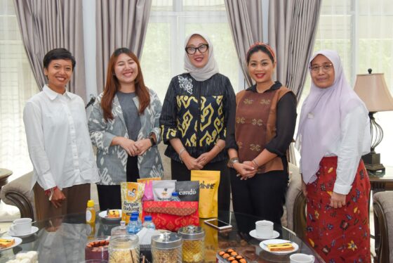 Bunda Sinta Bertekad Kerjasama dengan Tim Social Impact AMNT Dapat Melestarikan Tenun Sumbawa Hingga Ke Dunia