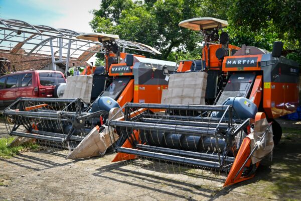 Gubernur NTB Serahkan Combine Harvester ke Kabupaten Sumbawa