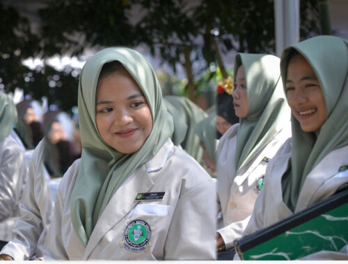 Senyum Jariyah Santriwati Pondok Pesantren Al-Hamidiyah Kampus 2, Montong Are, Kediri, Minggu (1/6).