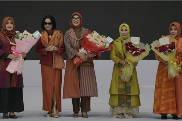 Desain Ekslusif Tenun Muna Pa’a Dompu Pukau Panggung Indonesia Fashion Week 2025