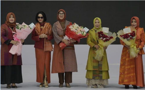 Desain Ekslusif Tenun Muna Pa’a Dompu Pukau Panggung Indonesia Fashion Week 2025