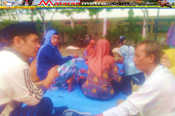 Tampak ketua panitia Qurban keluarga besar SMKN 4 Mataram M.Munzir S.Pd.I., berkoordinasi dengan Kepala SMKN 4 Mataram Iwan Supriady, AMD,, SPd., ( Sabntu 7 Juni 2025)