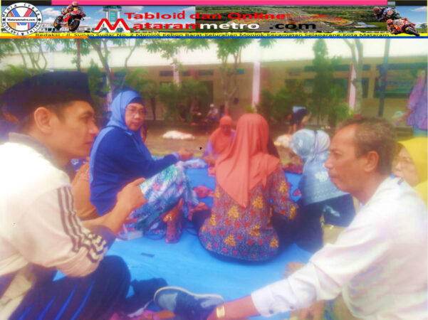 Tampak ketua panitia Qurban keluarga besar SMKN 4 Mataram M.Munzir S.Pd.I., berkoordinasi dengan Kepala SMKN 4 Mataram Iwan Supriady, AMD,, SPd., ( Sabntu 7 Juni 2025)