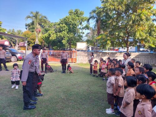 Polda NTB Edukasi Pengenalan Polisi Satwa Kepada Anak-anak ST. Antonius Kunjungi Unit Polsatwa Polda NTB