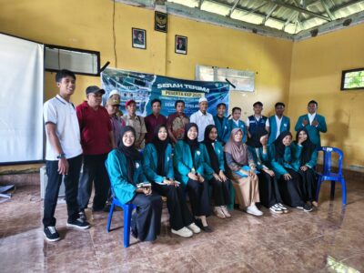 Sekdes Montong Are M. Helmi foto bareng 15 orang Mahasiswa UIN Mataram usai acara penerimaan KKP UIN Mataram Di Balai Desa Montong Are Rabu (3 Juli 2025).