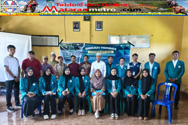 Sekdes Montong Are M. Helmi foto bareng 15 orang Mahasiswa UIN Mataram usai acara penerimaan KKP UIN Mataram Di Balai Desa Montong Are Rabu (3 Juli 2025).