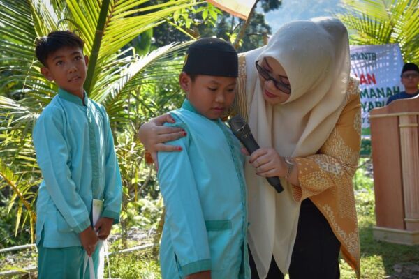 Resmikan Jembatan Amanah, Wagub NTB Minta Masyarakat Menjaga Lingkungan
