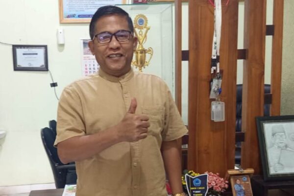 Kepala SMKN 1 Sikur Hasbi Ahmad, S.Pd., M.Pd., diruang kerjanya dihari ke 4 pelaksanaan MPLS, Jum’at ( 25 Juli 2025).