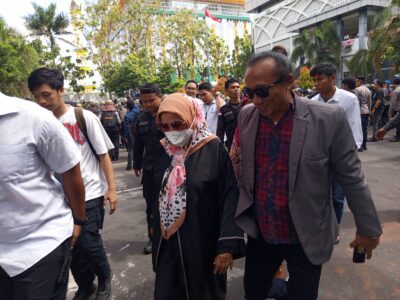 Ketua DPRD NTB Hj. Bq. Isvie Rupaeda, SH., MH., dengan langkah berani Kartini NTB datang ke tengah tengah masa aksi dan menjawab 12 tuntutan masa aksi Maha Siswa.