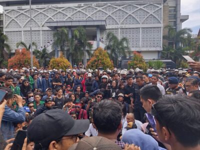 Isvie Rupaeda Ketua DPRD NTB Rela Tinggalkan Pemakaman Kakaknya Temui Masa Aksi dan Pasang Badan Menolak Kereta Gantung Rinjani