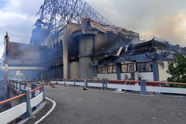 Gedung DPRD NTB Di Abukan Rakyat