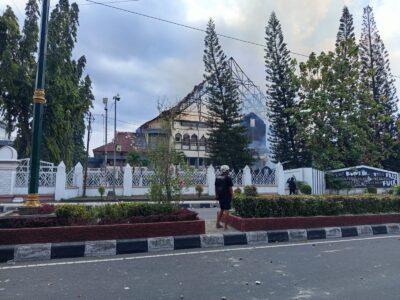 Gedung DPRD NTB Di Abukan Rakyat