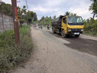 Mirisnya akses jalan yang berlubang, bergelombang dan berdebu, nyaris mengancam keselamatan jiwa