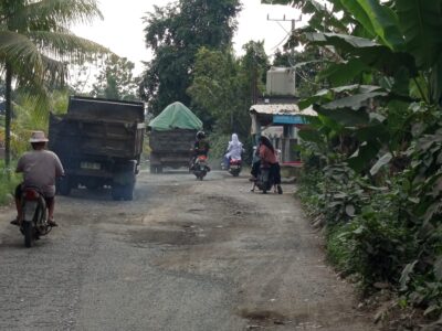 Mirisnya akses jalan yang berlubang, bergelombang dan berdebu, nyaris mengancam keselamatan jiwa