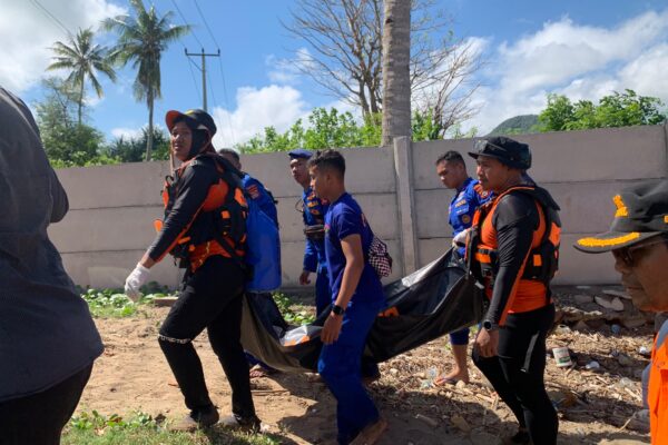 Mancing di Tebing, Warga Narmada Diseret Ombak di Sekotong