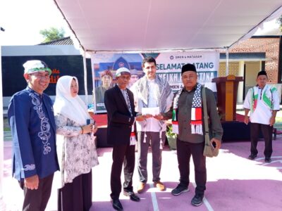 Penyerahan donasi untuk gaza oleh Kepala SMKN 4 Mataram mewakili para siswa dan dewan guru SMKN 4 Mataram kepada Syekh Dr. Saleem Al Ghoul