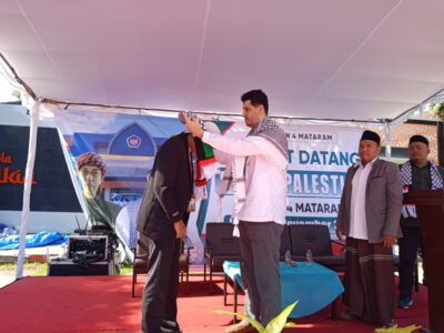 Pengalungan syal fre palestina kepada Kepala SMKN 4 Mataram oleh Syekh Dr. Saleem Al Ghoul sebagai symbol persaudaraan Indonesia Palestina.