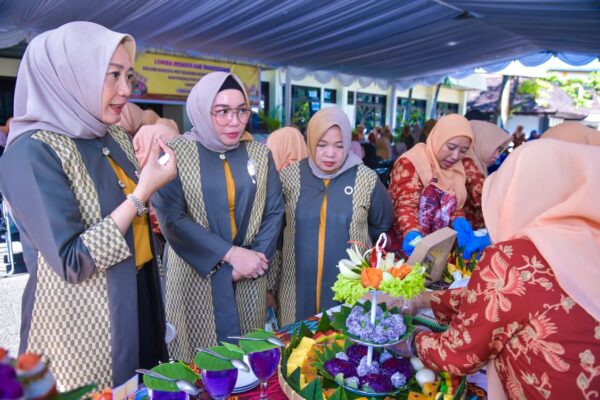 Lomba Menata Kue Tradisional Warnai HUT ke-26 DWP NTB