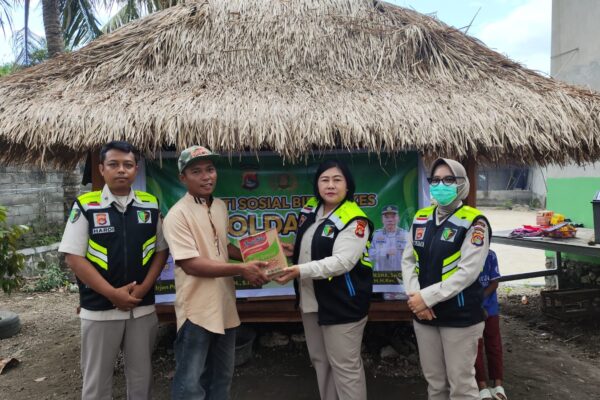 Bid Dokes Polda NTB Gelar Bakti Kesehatan dan Bagi Sembako