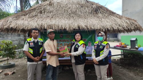Bid Dokes Polda NTB Gelar Bakti Kesehatan dan Bagi Sembako