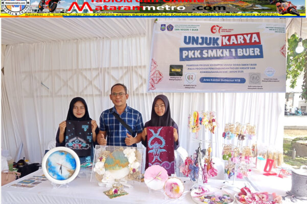 Waka Kesiswaan SMKN 1 Buer, Syamsul fahmi, S.Pd, M. M. Inov., tengah didampingi 2 siswinya ditand NTB EKSPO HUT NTB KE 67 di areal halaman samping BKAD Prov NTB di Mataram 17 Desember 2025