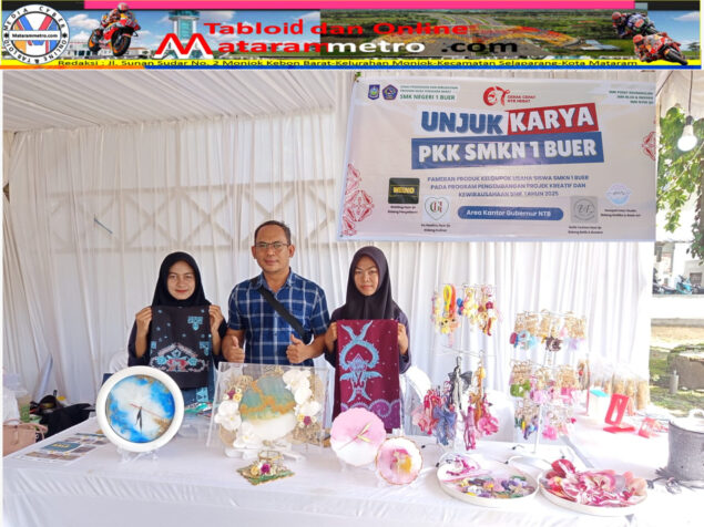 Waka Kesiswaan SMKN 1 Buer, Syamsul fahmi, S.Pd, M. M. Inov., tengah didampingi 2 siswinya ditand NTB EKSPO HUT NTB KE 67 di areal halaman samping BKAD Prov NTB di Mataram 17 Desember 2025