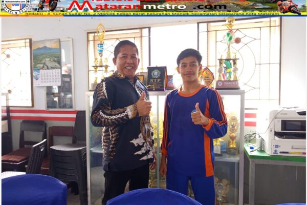 Hasbi Ahmad, S.Pd.,M.Pd., Kepala SMKN 1 Sikur bersama Siswa Kebanggaannya M. Gama Putra kelas 12 Perhotelan SMKN 1 Sikur