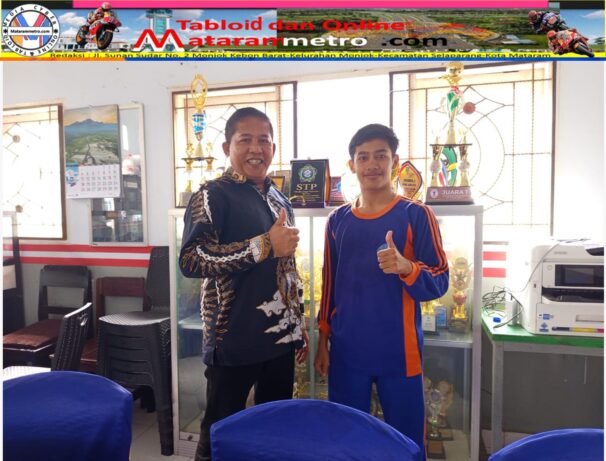 Hasbi Ahmad, S.Pd.,M.Pd., Kepala SMKN 1 Sikur bersama Siswa Kebanggaannya M. Gama Putra kelas 12 Perhotelan SMKN 1 Sikur