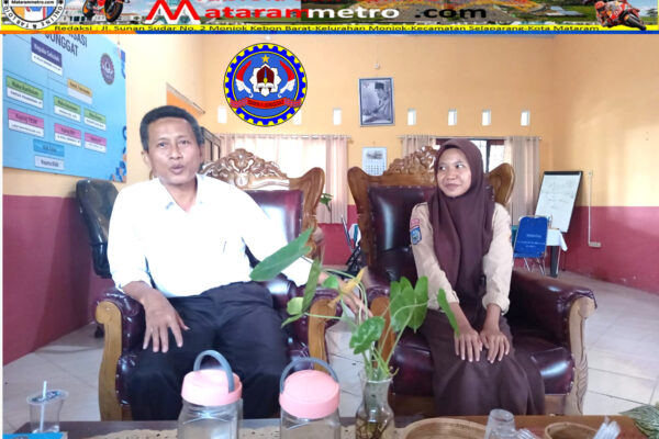 Kepala SMKN 1 Jonggat, H. Ruju Rahmat, S.Pd., MM., bersama Mila Desy Siswi teladan SMKN 1 Jonggat