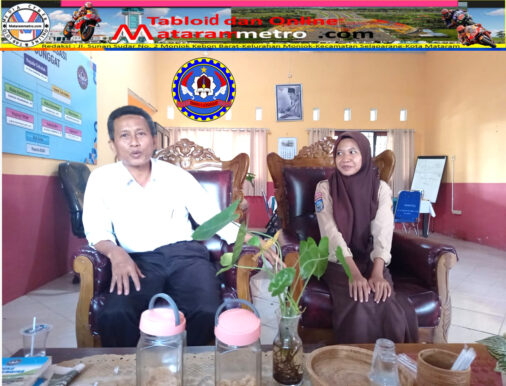 Kepala SMKN 1 Jonggat, H. Ruju Rahmat, S.Pd., MM., bersama Mila Desy Siswi teladan SMKN 1 Jonggat