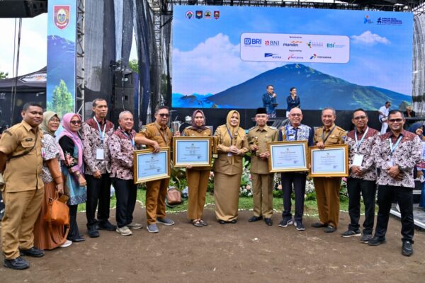 Pembinaan Desa Dinilai Berhasil, Pemprov NTB Terima Upakarya Wanua Nugraha